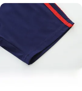 Detailansicht der dunkelblauen Baumwollshorts mit sportlichen roten Streifen am Saum