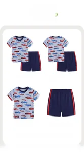 Detailansicht der Baumwoll-Jungenkombi mit Rennwagen-Print und Streifen-Shorts