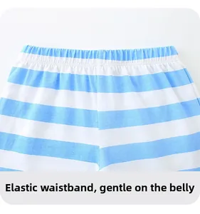 Dettaglio della vita elastica sui pantaloncini di cotone a righe per una vestibilità