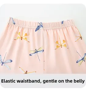 Dettaglio dell'elastico in vita morbido sui pantaloni rosa bimba con stampa libellula