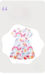 Détail de la robe de fille à manches courtes avec imprimés de papillons et d'arcs-en-ciel