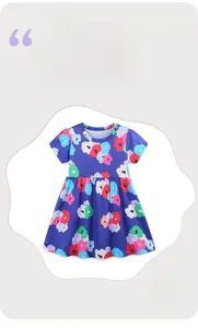 Détail d'une robe de fille à manches courtes avec imprimé floral de dessin animé coloré