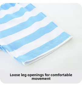 Dettaglio dei pantaloncini in maglia di cotone a righe bianche e blu con gambe ampie e comode