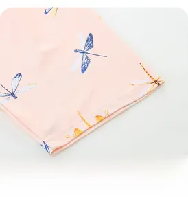 Dettaglio del pigiama da bambina in maglia con stampa a libellula e orlo morbido