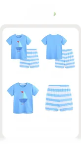 Dettagli completo estivo bimbo con maglietta ricamata a vela blu e pantaloncini a righe