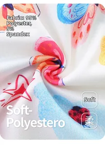 Gros plan du tissu de robe pour fille avec motifs de papillons colorés et détails