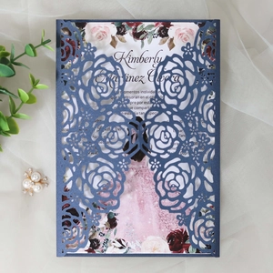 Détail de l'invitation bleu marine avec motif rose découpé au laser et carte florale
