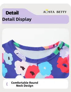 Détail du col rond en coton doux avec imprimé floral sur un tissu bleu marine foncé