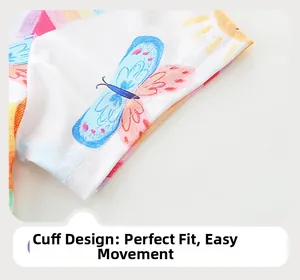 Gros plan du revers à double couture d'une robe enfant blanche à motifs papillons