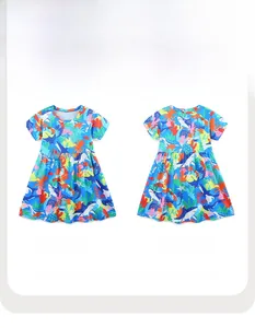 Dettaglio vestito estivo bimba con stampe marine vivaci di squali e tartarughe