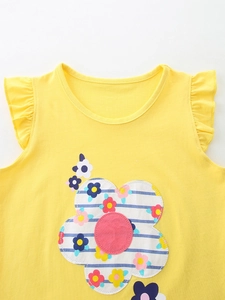 Meisjes felgeel mouwloos shirt met geborduurde bloemen en mouwen met ruches