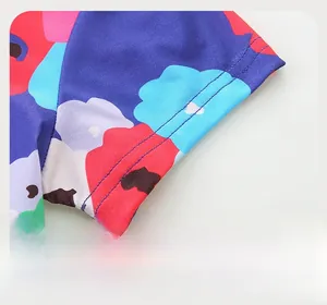 Détail des manches courtes avec imprimé floral coloré et ourlets à double couture