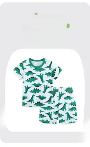 Détail de l'ensemble pyjama d'été enfant avec imprimés de dinosaures verts mignons