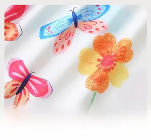 Gros plan sur tissu en coton bleu clair avec motifs de papillons et fleurs colorés