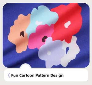 Détail d'imprimés de fleurs de dessin animé sur le tissu bleu marine d'une robe fille