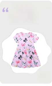 Detalle de vestido rosa para niña con estampados de mariposas y falda con pliegues