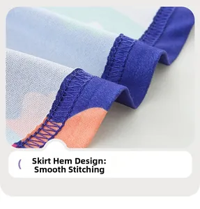 Gros plan sur l'ourlet aux coutures soignées et l'imprimé floral coloré de la robe d'été