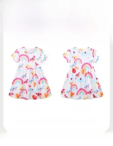 Détail de robe fille à manches courtes avec motifs de dessins animés arc-en-ciel