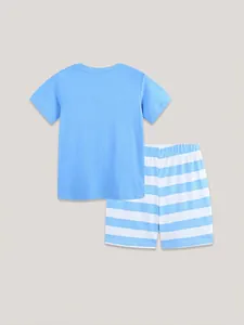 Completo estivo da bambino con maglietta in cotone azzurro e pantaloncini a righe