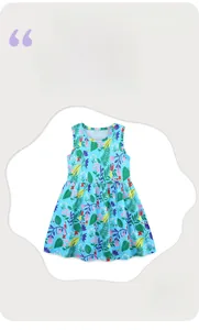 Dettaglio dell'abito smanicato azzurro da bambina con stampe tropicali di fiori e uccelli