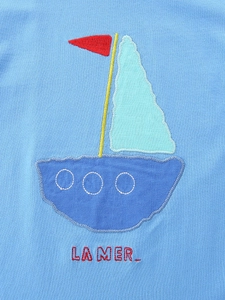 Maglia in maglia celeste da bambino con ricamo a barca a vela e dettaglio La Mer