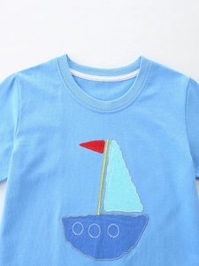 T-shirt da ragazzo azzurra a maniche corte con ricamo a vela per abbigliamento estivo