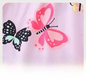 Primer plano de la tela de punto rosa con patrones detallados de mariposas de colores