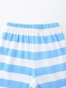 Primo piano di pantaloncini in cotone a righe blu e bianche da bambino con vita elastica