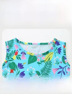 Dettaglio del comodo scollo rotondo con stampa floreale tropicale su abito da bambina
