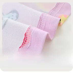 Detalle del dobladillo del vestido rosa de niña con costuras finas y estampado floral