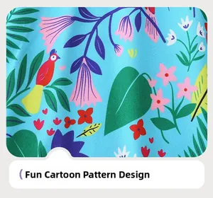 Dettaglio macro del tessuto blu con stampa cartoon di uccelli tropicali e fiori
