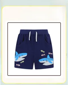 Détail du short en maille bleu marine avec broderie requin et cordon décoratif blanc