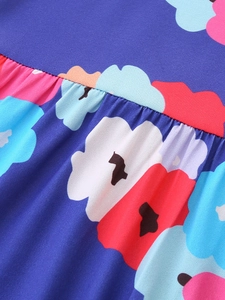 Robe fille bleu marine à fleurs avec détails macro du tissu doux et des plis