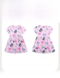 Vista frontal y trasera de un vestido lila para niña con estampados de mariposas