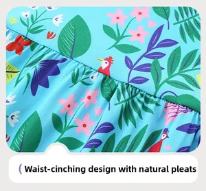 Dettaglio dell'abito estivo a fiori da bambina con design in vita e pieghe naturali
