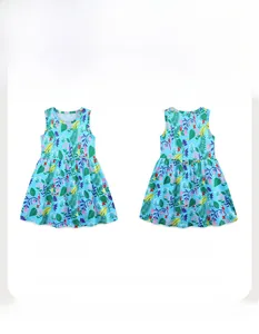 Vista frontale e posteriore di un vestito blu senza maniche da bambina con fiori