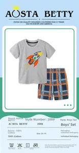 Dettaglio del set estivo da bambino in 100% cotone con ricamo a razzo e pantaloncini a quadri