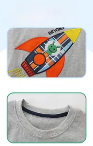 Dettaglio di una t-shirt in cotone grigio con ricamo a razzo e girocollo rinforzato