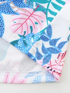 Mädchen Sommerkleid mit tropischem Monstera-Blattmuster und doppelt genähtem Saumdetail