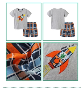 Dettagli del completo estivo da bambino con ricamo a razzo e pantaloncini in cotone a quadri