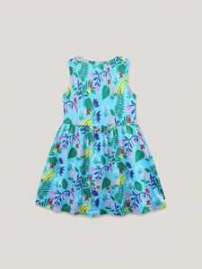 Abito smanicato azzurro da bambina con stampe di fiori tropicali e uccelli esotici