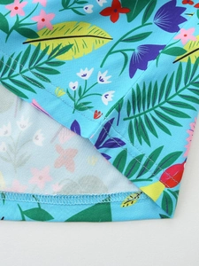 Abito estivo da bambina con stampa floreale tropicale e dettagli di cucitura a doppio ago
