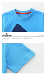Λεπτομέρεια μπλε παιδικού T-shirt με τύπωμα καρχαρία και ανθεκτική κόκκινη λαιμόκοψη
