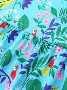 Abito bambina celeste con stampa tropicale di fiori e uccelli e dettagli a punto smock