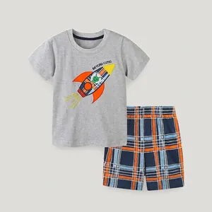 Completo Estivo da Bambino con Applicazione a Razzo Maglietta a Maniche Corte in Cotone e Pantaloncini a Quadri