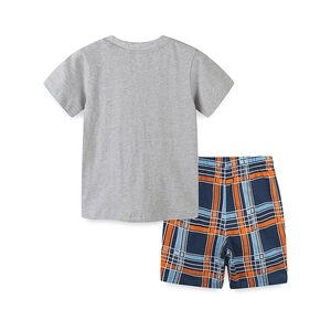 Completo estivo da bambino con maglietta grigia e pantaloncini a quadri blu arancio