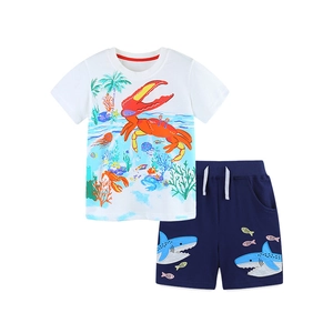 Ensemble d'été en coton pour enfant avec t-shirt imprimé marin et short à requin