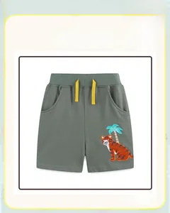 Détail du short pour enfant avec taille élastique, cordon jaune et écusson tigre brodé