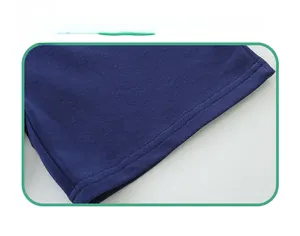 Gros plan de l'ourlet du pantalon bleu foncé en coton avec coutures doubles précises
