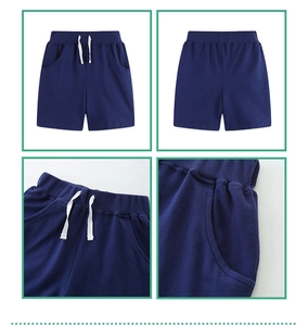Détails du short en maille bleu marine avec taille élastique et cordon de serrage blanc